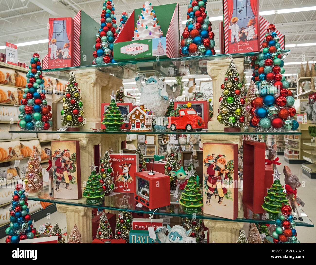 Cooperativa Adentro Norma Christmas shopping and decorations in a home store Stock Photo - Alamy