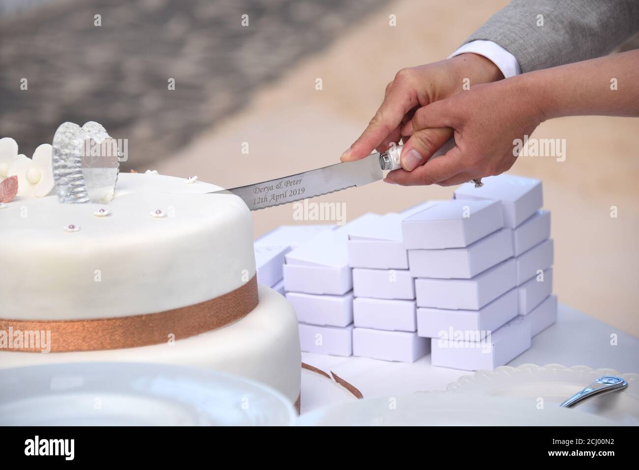 Bride and the groom cutting the wedding cake Stock Photo Alamy