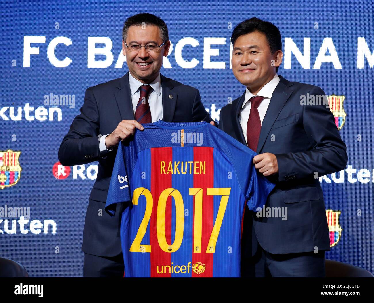 Fc Barcelona S President Josep Maria Bartomeu L And Rakuten S President And Ceo Hiroshi Mikitani Pose With A Jersey After Signing A Contract As Main Sponsor In Barcelona Spain November 16 16 Reuters Albert Fc Barcelona S President Josep Maria Bartomeu L And Rakuten S President And Ceo Hiroshi Mikitani Pose With A Jersey After Signing A Contract As Main Sponsor In Barcelona Spain November 16 16 Reuters Albert
