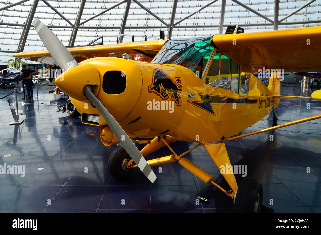 Hangar-7, Flughafen Salzburg, Sammlung historischer Flugzeuge, Helikopter und Formel-1-Rennwagen von Dietrich Mateschitz am 13.9.2020 Stock Photo