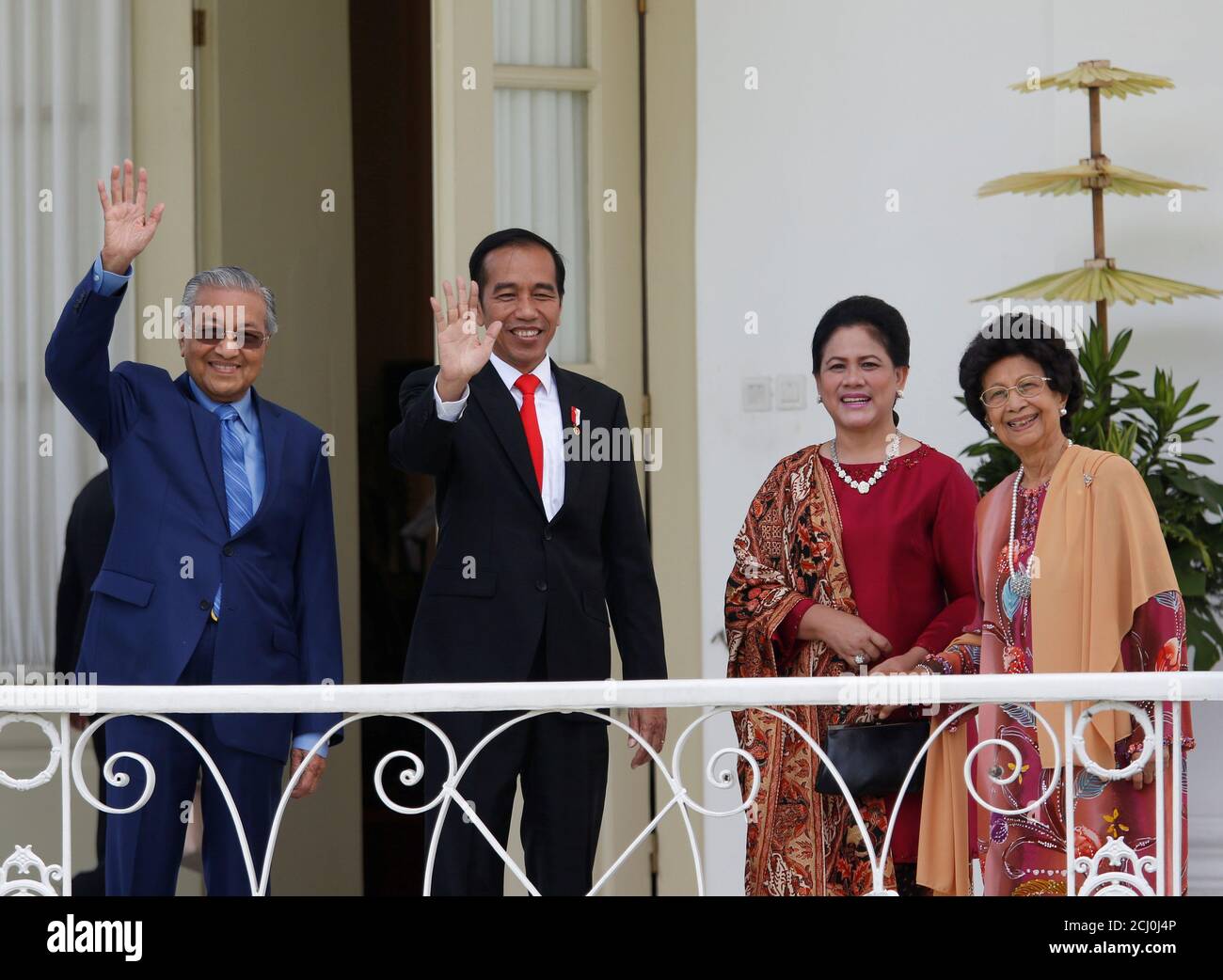 Malaysian Prime Minister Mahathir Mohamad (L), Indonesian 