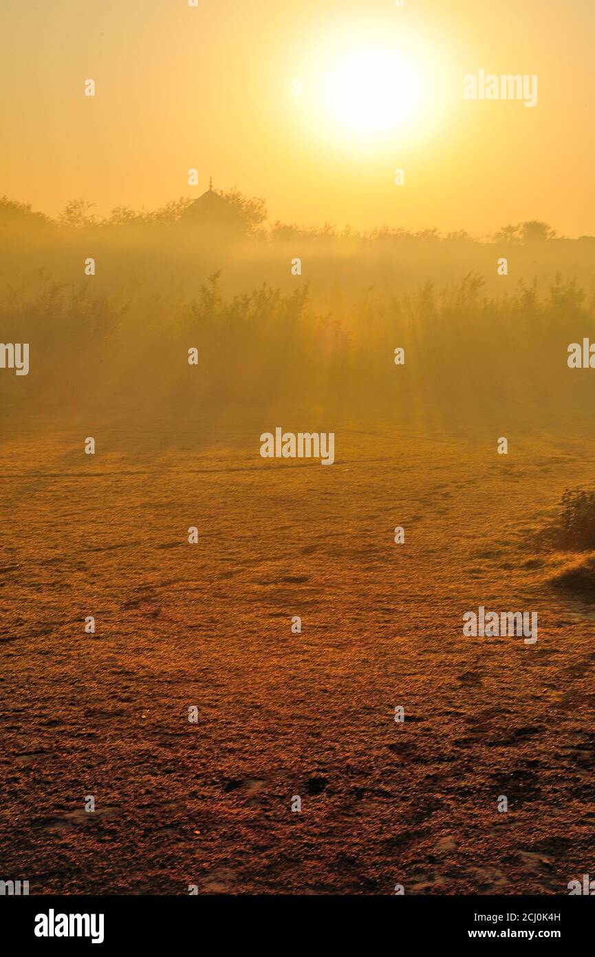 The Sun Rises In The East On The Yamuna River Fields Taj Mahal Agra Uttar Pradesh India Stock Photo Alamy
