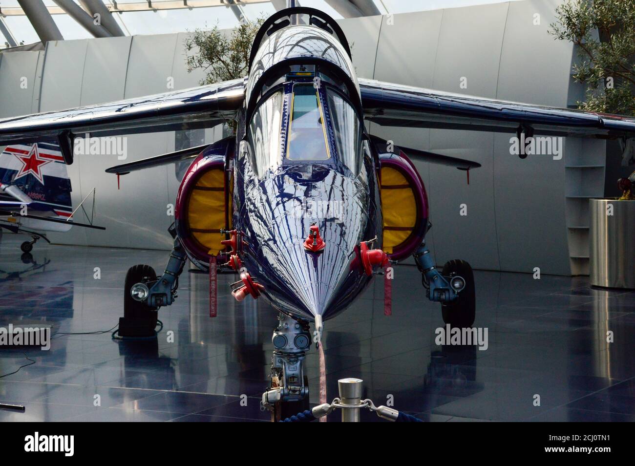 Hangar-7, Flughafen Salzburg, Sammlung historischer Flugzeuge, Helikopter und Formel-1-Rennwagen von Dietrich Mateschitz am 13.9.2020 Stock Photo