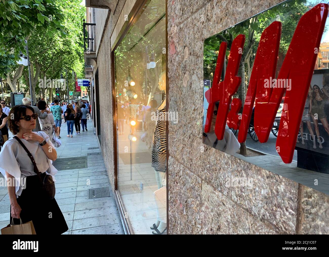 H&m store hi-res stock photography and images - Page 25 - Alamy