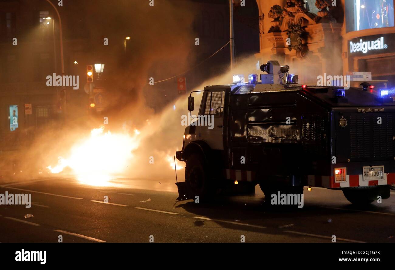 Police use a water cannon to extinguish a fire during clashes at  Catalonia's general strike in Barcelona, Spain, October 18, 2019.  REUTERS/Juan Medina Stock Photo - Alamy