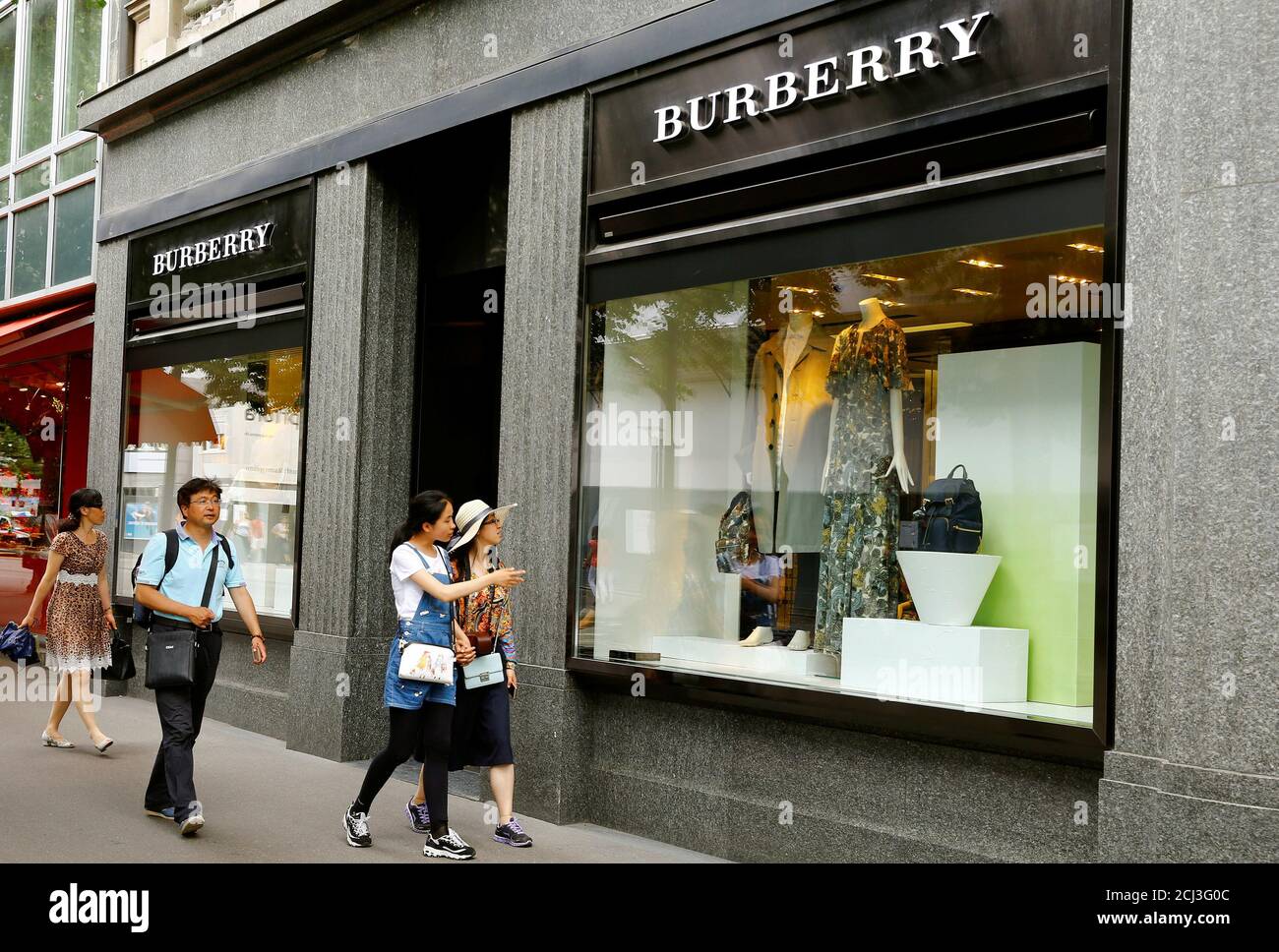 People walk past a shop of British luxury brand Burberry at the  Bahnhofstrasse in Zurich, Switzerland July 12, 2017. REUTERS/Arnd Wiegmann  Stock Photo - Alamy
