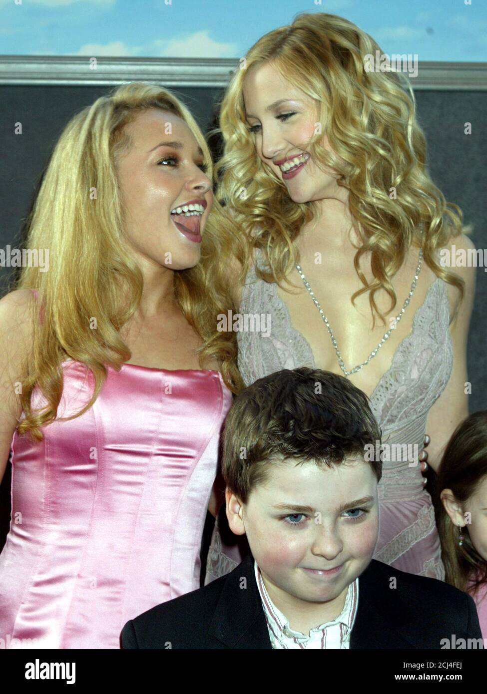 Actress Kate Hudson poses at the premiere of her new comedy film "Raising  Helen" in Hollywood May 26, 2004 with the children from the film. Hudson  portrays a modeling agency assistant who