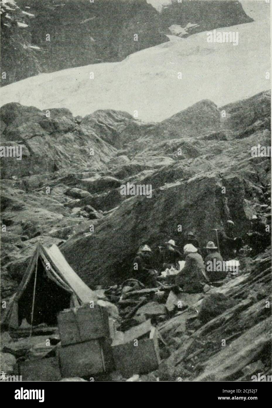 . Der Ruwenzori. Erforschung und erste Ersteigung seiner höchsten Gipfel . tuug uou bem hm ©ipfet bebedenben ©letfc^er weiterunb ftiegen fobann über bie öftlidje j^elsmanb f)erab big ^u einer S)ic ©ipfcl bcr ^cutraliinippo. 197 Iircitcii 3cf)Iuc[jt, bic iin§ auf bcn ctumc-. obcrfjalb bcö 2at]crc^ licc]cn^ben (Sj[ct)djcr guvücfiüfjrtc. —. lniHr luiiu Scutt GlliotiiUlcl. ?sd) unirbc uon meinen $^et(eitern feftlidj empfangen, nnb biegan,^e (2j.;pebition fanb fiel) üon nenem beifannnen, luni frcnbiiieinStüf,5 über nnfere (£-vfolge erfüllt. Sn ,^ef)n Xagen I)atte icl) ben .S^inanja nnb bie uier I) Stock Photo