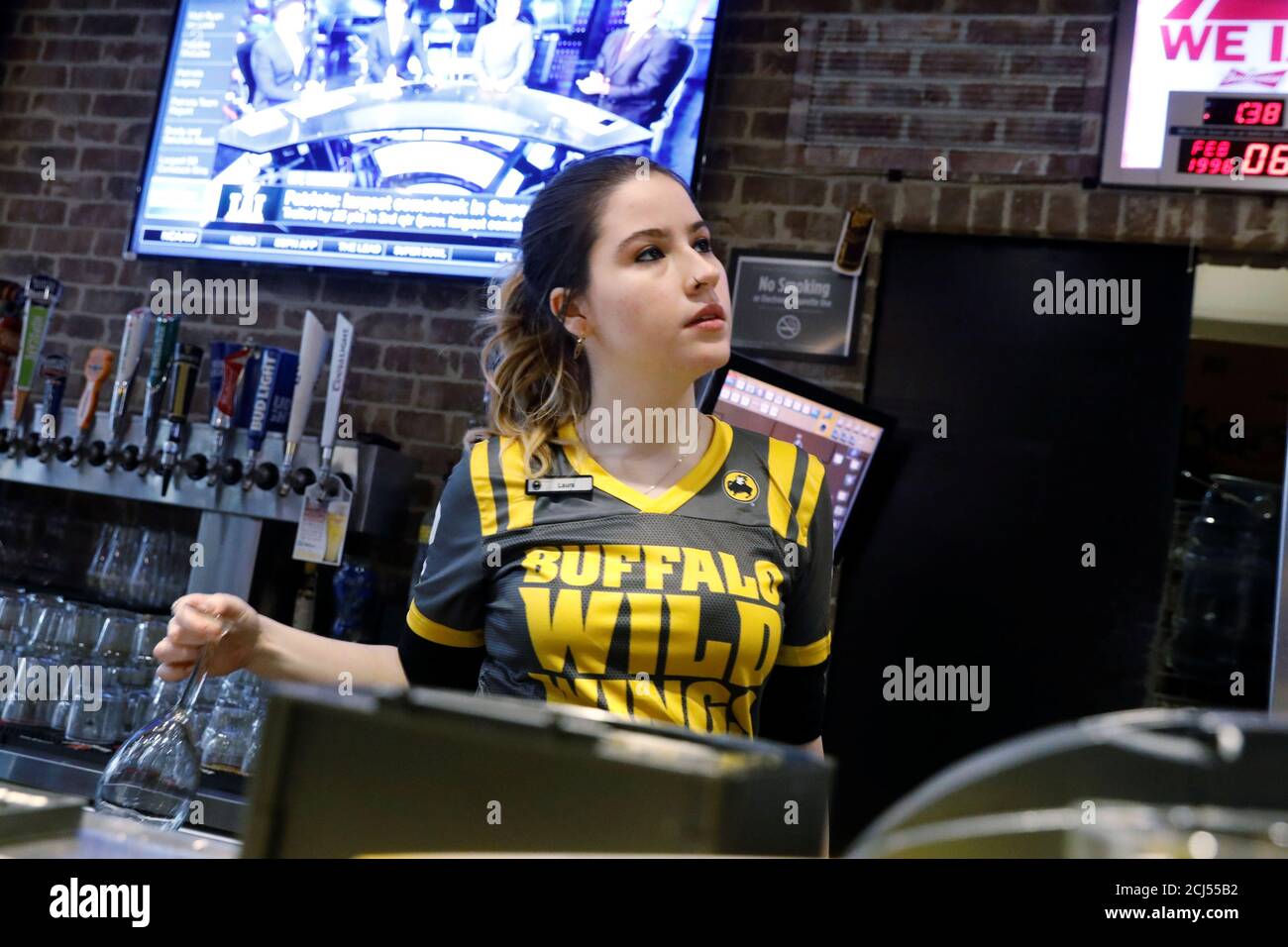 An employee works inside of a Buffalo Wild Wings restaurant in York, U.S., 6, 2017. REUTERS/Lucas Jackson Stock Photo - Alamy
