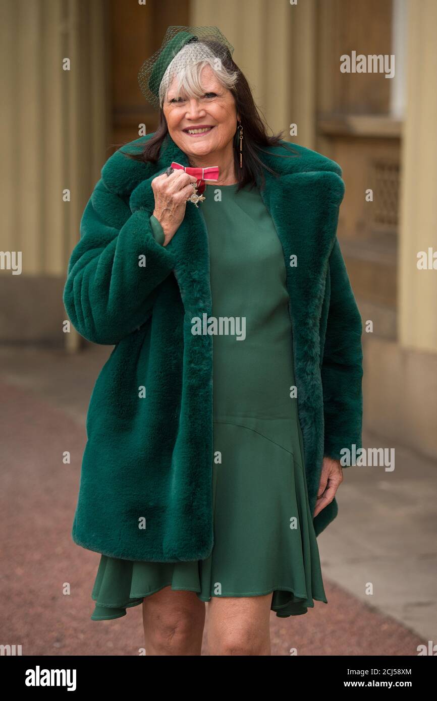 Sandie shaw with her mbe medal hires stock photography and images Alamy