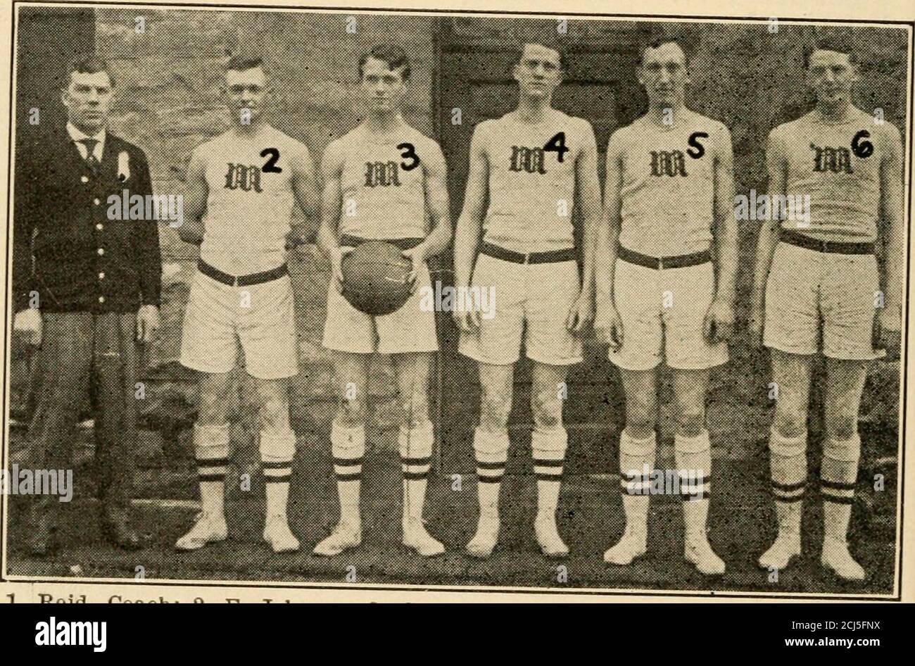 . Spalding's official collegiate basket ball guide . 1. Tan Brooklin. M^r. • Dqvirl- rni^,. i^ r^ i ^ ^ ST. LAWRENCE UNIVERSITY. 9, Billings; 10, Dodds.. 1. Reid. Coach6, Schulz. E. Johnson; 3. Grier, Capt.; 4, Moorehead; 5. F. Johnson;MONMOUTH (ILL.) COLLEGE. SPALDINGS ATHLETIC LIBRARY. 128 Records of Series Between Some of theLeading Colleges COLUMBIA—YALE. ioAi Ao (Columbia, 3;1901-02 ^Columbia. 19;iaoo ^9 (Columbia, 12;1902-03 ^Columbia. 16;^QM—(A jColumbia. 21;1903-04 -[Columbia, 21;iort^ ftr (Columbia, 14;1904-05 -[Columbia. 24;lonpi—nfi i Columbia, 26;1905—06 -^Columbia, 15; Yale, 48.Y Stock Photo