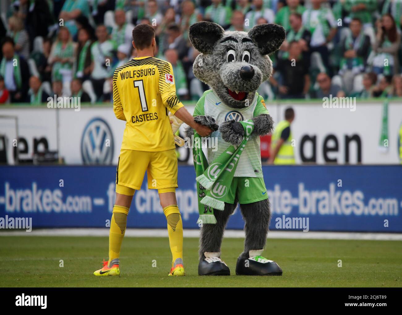 Soccer Football Bundesliga Vfl Wolfsburg V Fc Cologne Volkswagen Arena Wolfsburg Germany May 12 2018 Wolfsburg S Koen Casteels Celebrates With The Mascot After The Match Reuters Wolfgang Rattay Dfl