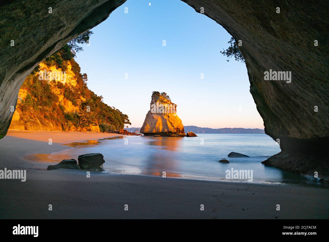 Sunrise At Cathedral Cove On Coromandel Peninsula New Zealand Stock Photo Alamy