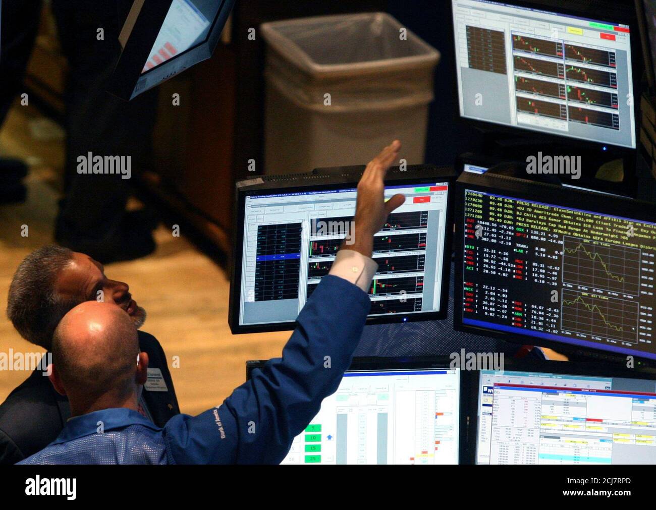 Traders work on the floor of the New York Stock Exchange, October 23, 2008. Wall Street extended gains on Thursday, with the Dow briefly jumping 3 percent, as beaten-down energy shares benefited from a gain in oil prices.     REUTERS/Brendan McDermid (UNITED STATES) Stock Photo