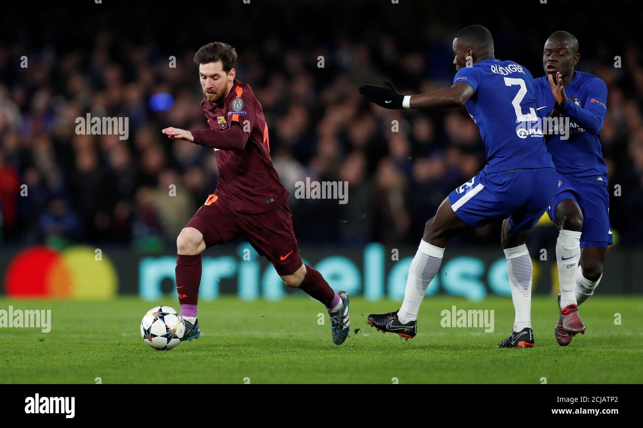 Soccer Football - Champions League Round of 16 First Leg - Chelsea vs FC Barcelona - Stamford Bridge, London, Britain - February 20, 2018   Barcelona’s Lionel Messi in action with Chelsea's N'Golo Kante (R) and Antonio Rudiger     Action Images via Reuters/Matthew Childs Stock Photo
