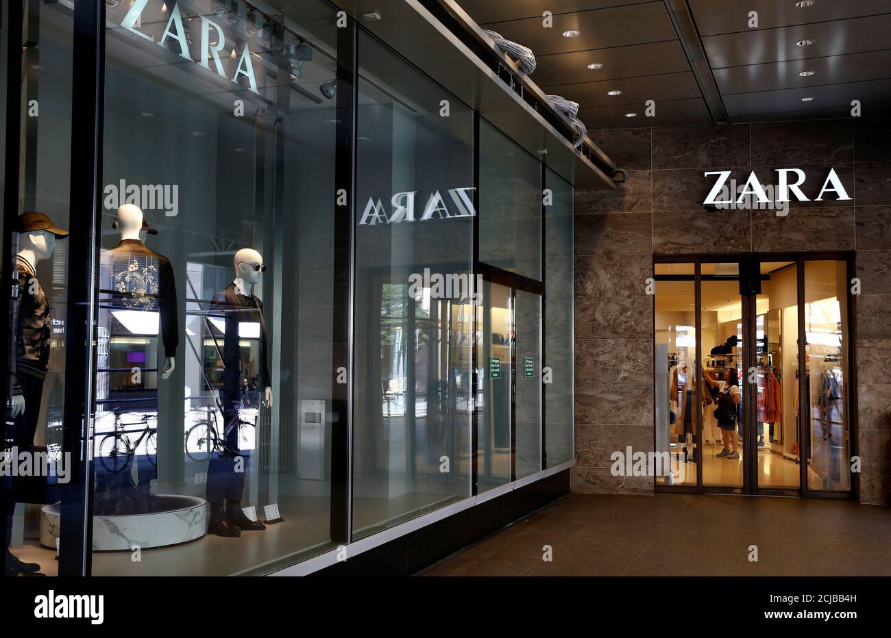 A store of Spanish clothing and accessories retailer Zara is seen in  Zurich, Switzerland August 22, 2016 REUTERS/Arnd Wiegmann Stock Photo -  Alamy