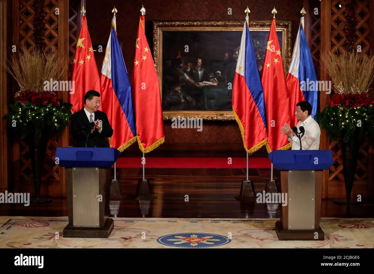 China's President Xi Jinping and Philippine President Rodrigo Duterte applaud after a joint news statement at the Malacanang presidential palace in Manila, Philippines, November 20, 2018.   Mark Cristino/Pool via Reuters Stock Photo