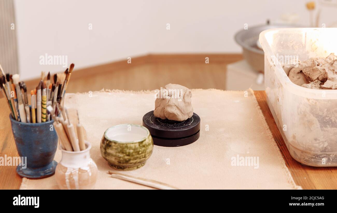 DIY create a Cup of clay by hand modeling. Step 2. Mash the clay in