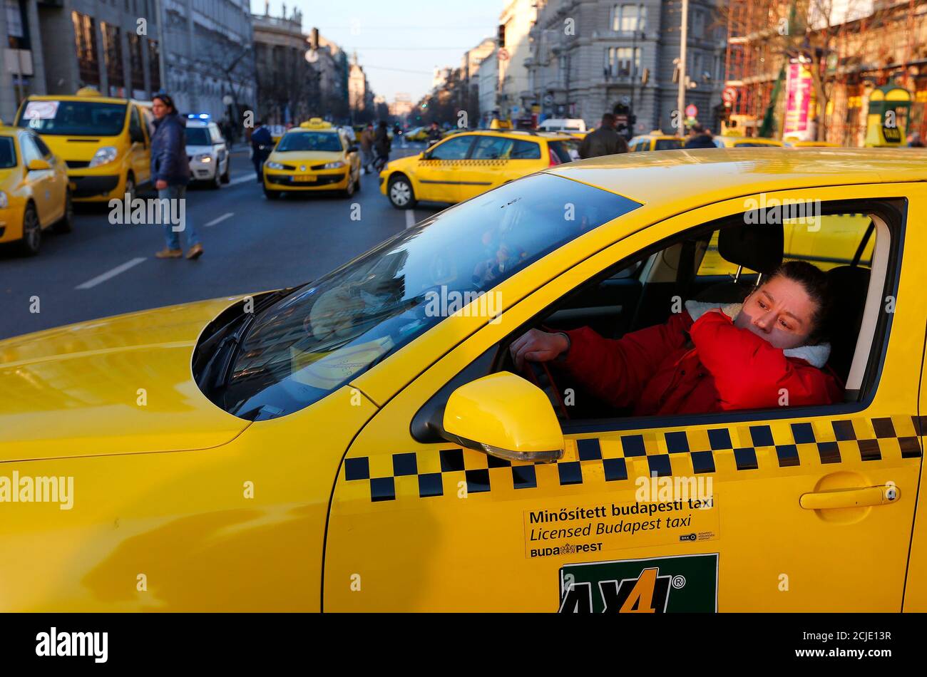Таксист подвез девушку. Такси Будапешт. Budapest Taxi.