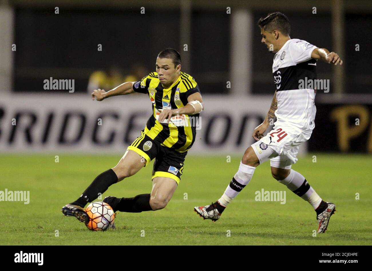 Football Soccer Venezuela S Deportivo Tachira V Paraguay S Olimpia Copa Libertadores Manuel Ferreira Stadium Asuncion Paraguay 13 04 16 Juan Azucar L Of Venezuela S Deportivo Tachira And Jorge Salinas Of Paraguay S Olimpia Fight