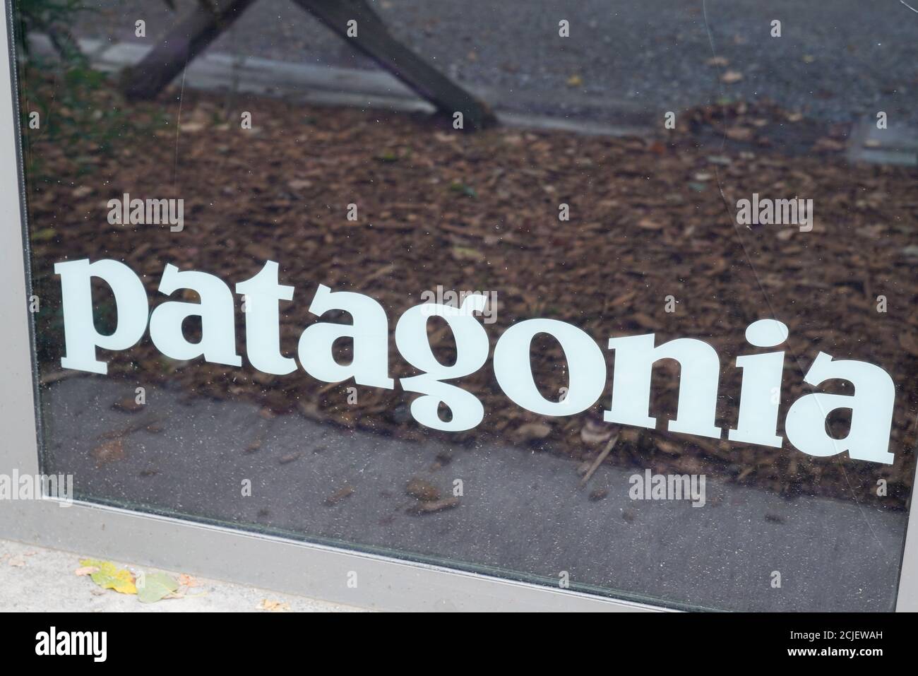 Bordeaux , Aquitaine / France - 09 01 2020 : Patagonia logo and sign above  the entrance to the store Stock Photo - Alamy