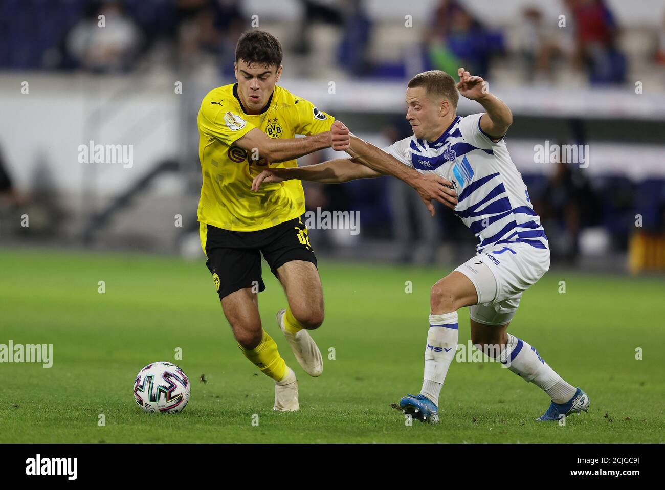 Duisburg, Deutschland. 15th Sep, 2020. firo: 09/14/2020 Fuvuball: Soccer:  DFB Cup 1st main round: MSV Duisburg - BVB, Borussia Dortmund 0: 5 Giovanni  Reyna, duels versus, Lukas Scepanik right, BVB. | usage