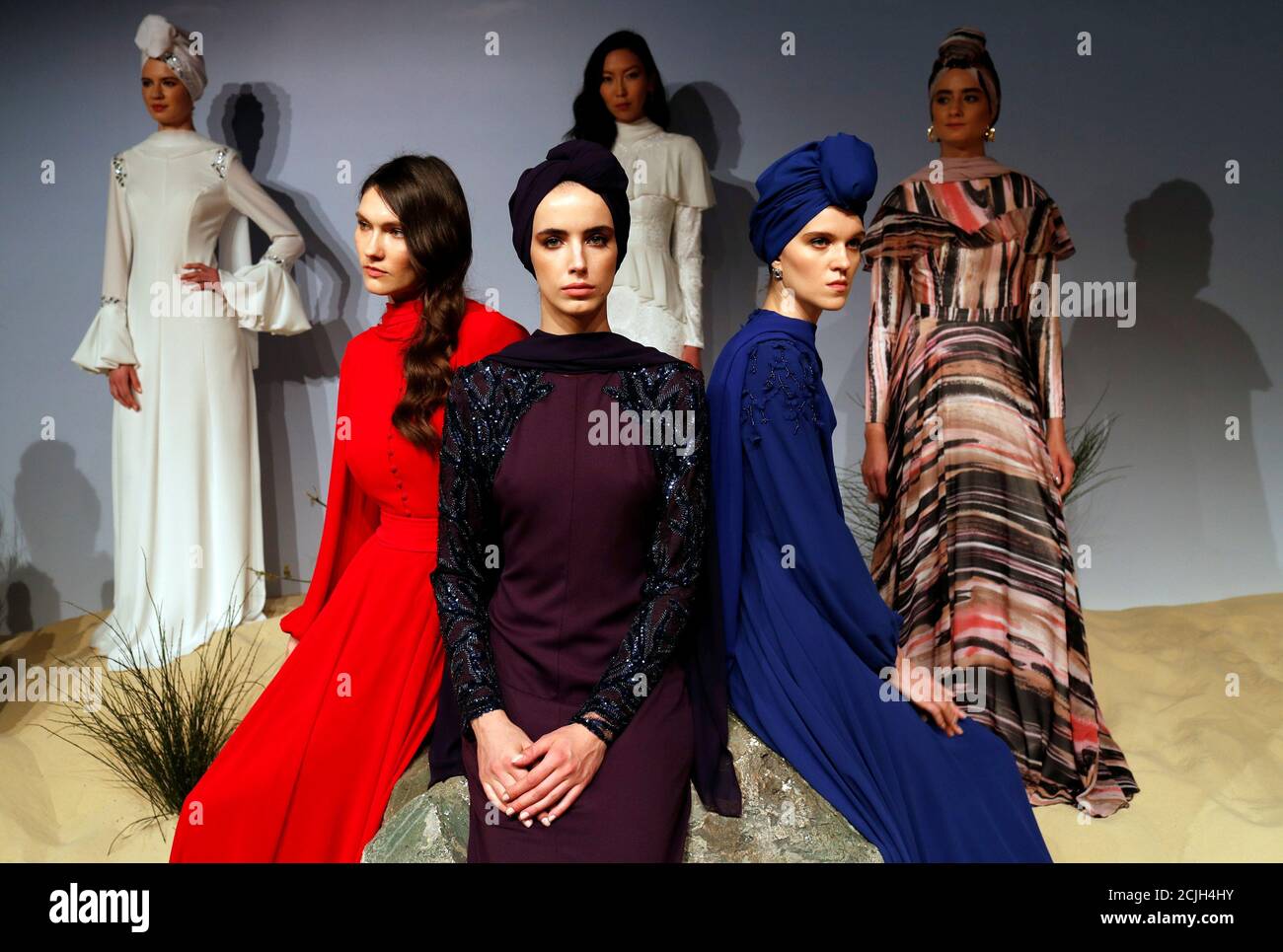 Models present creations by Turkish designer Rasit Bagzibagli for Modanisa during a modest fashion show Istanbul, Turkey March 26, 2018. REUTERS/Murad Sezer Stock Photo - Alamy