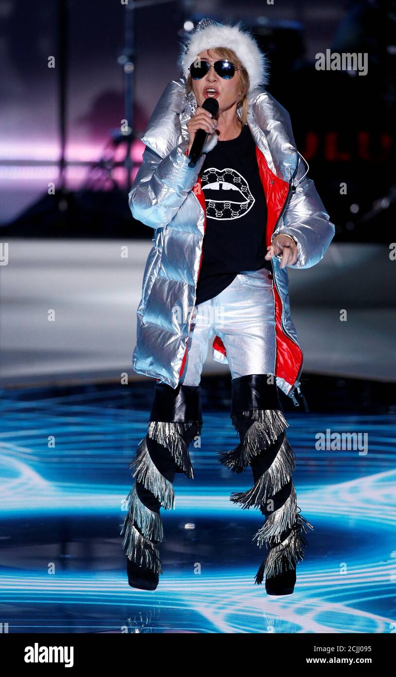 Singer Lulu performs on stage during the Miss World final in London,  Britain December 14, 2019. REUTERS/Henry Nicholls Stock Photo - Alamy