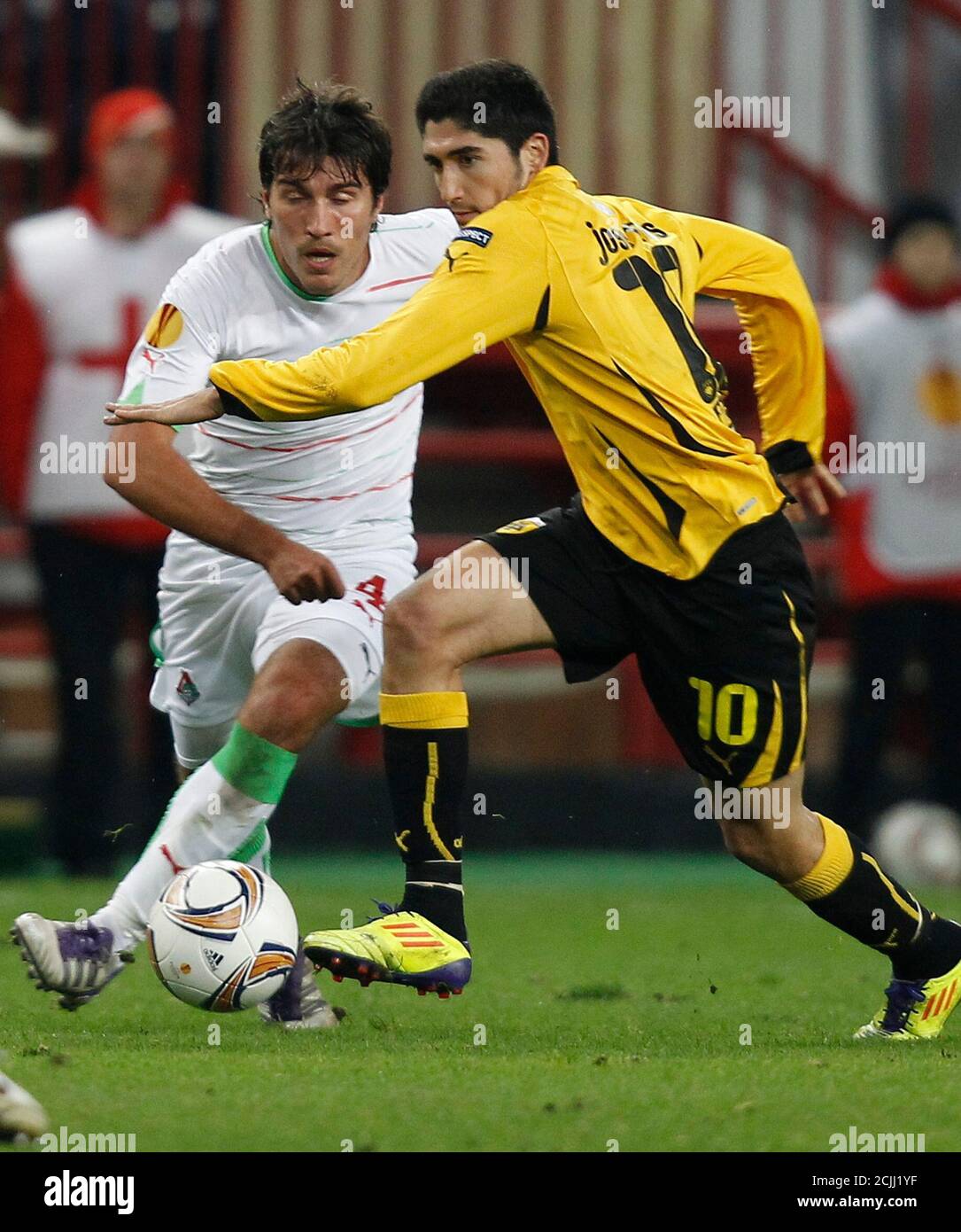 Lokomotiv Moscow's Alberto Zapater (L) fights for the ball with AEK Athens'  Jose Carlos during their Europa League Group L soccer match at the Lokomotiv  stadium in Moscow October 20, 2011. REUTERS/Grigory
