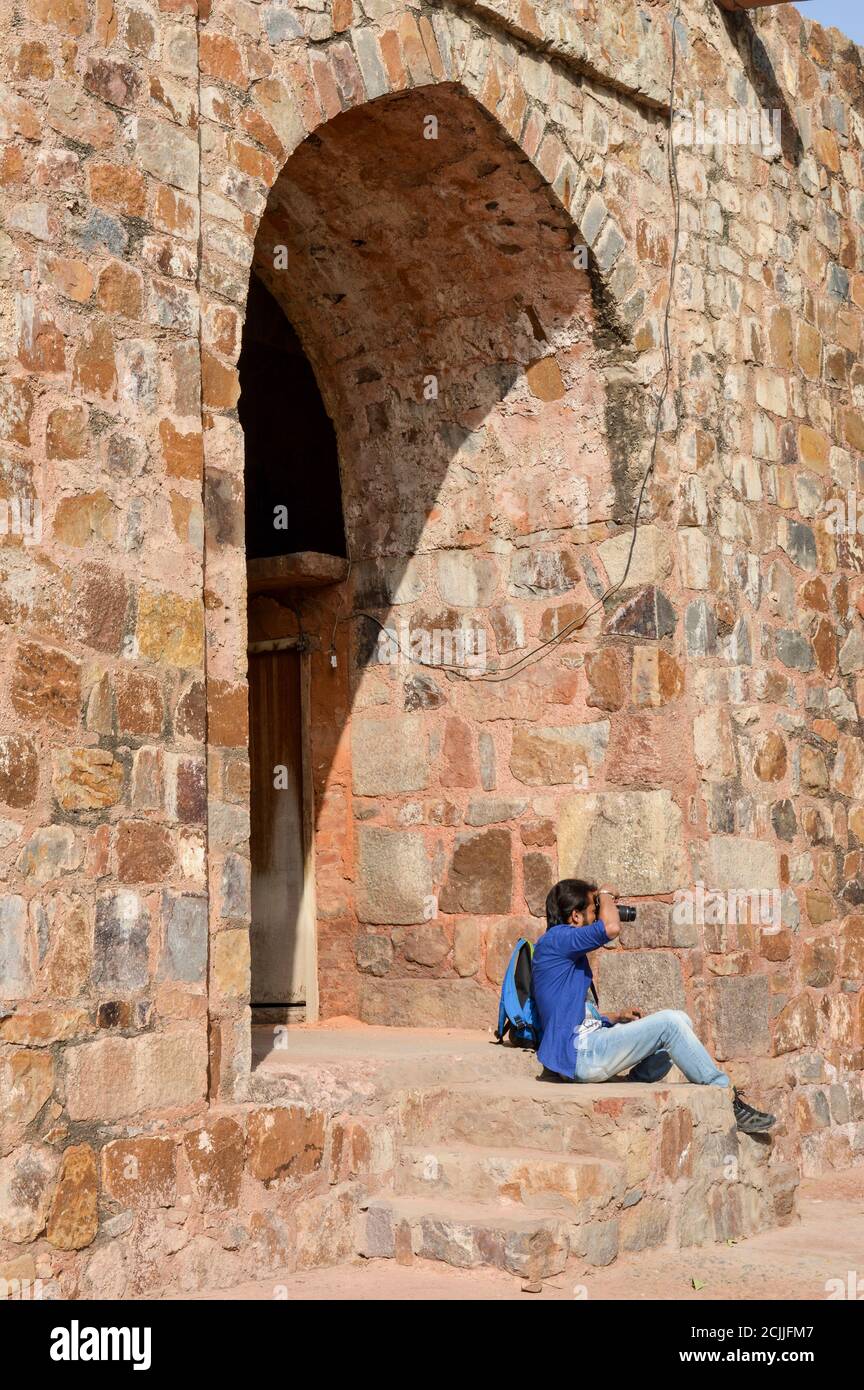 Kriti in Gwalior Fort shooting for #LukaChuppi | Photoshoot poses, Girl  photography poses, Cute celebrities