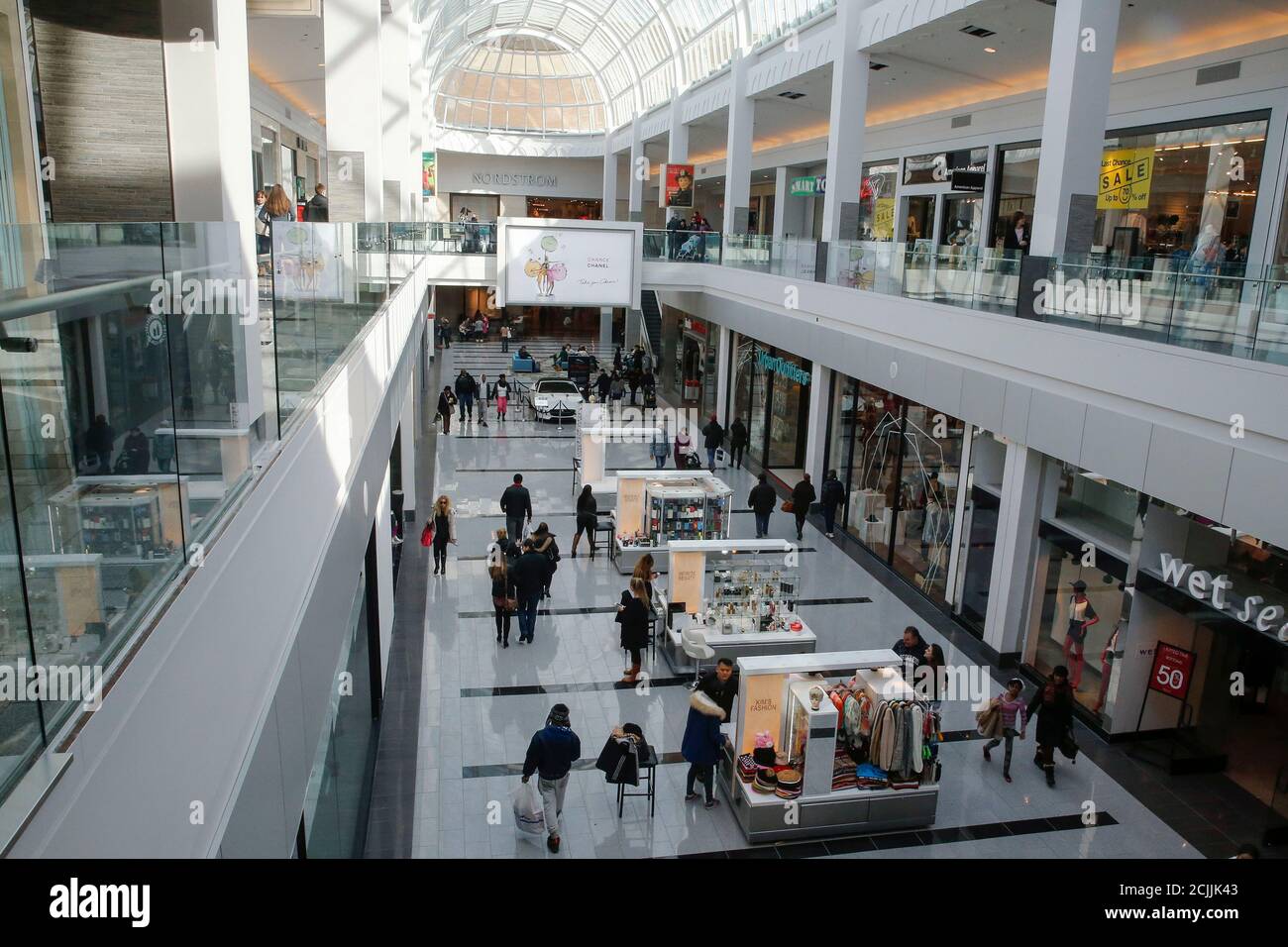 Roosevelt Field Shopping Mall High Resolution Stock Photography And Images Alamy