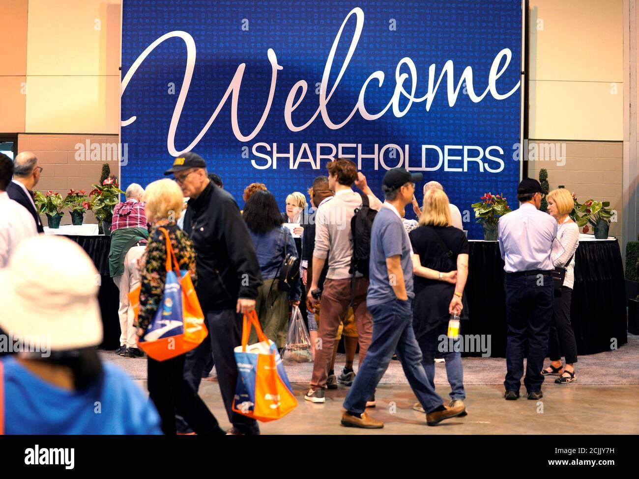 Berkshire hathaway 2018 meeting hires stock photography and images Alamy