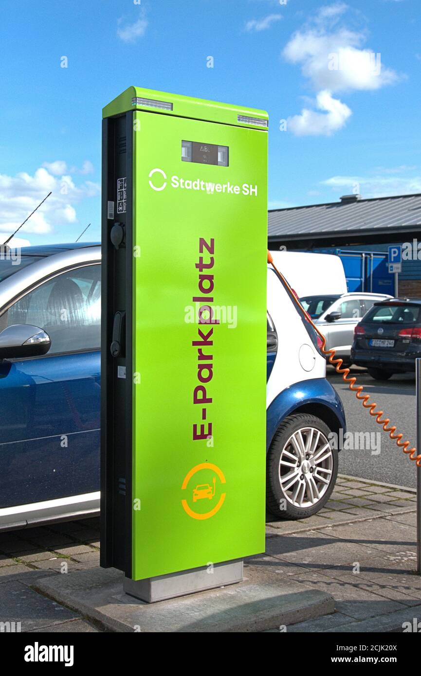 Schleswig, Deutschland. 10th Sep, 2020. 09/10/2020, Schleswig, a green charging station from Stadtwerke SH on a parking lot at Schleswig's city harbor. Two vehicles can be charged at the same time at this charging station. | usage worldwide Credit: dpa/Alamy Live News Stock Photo