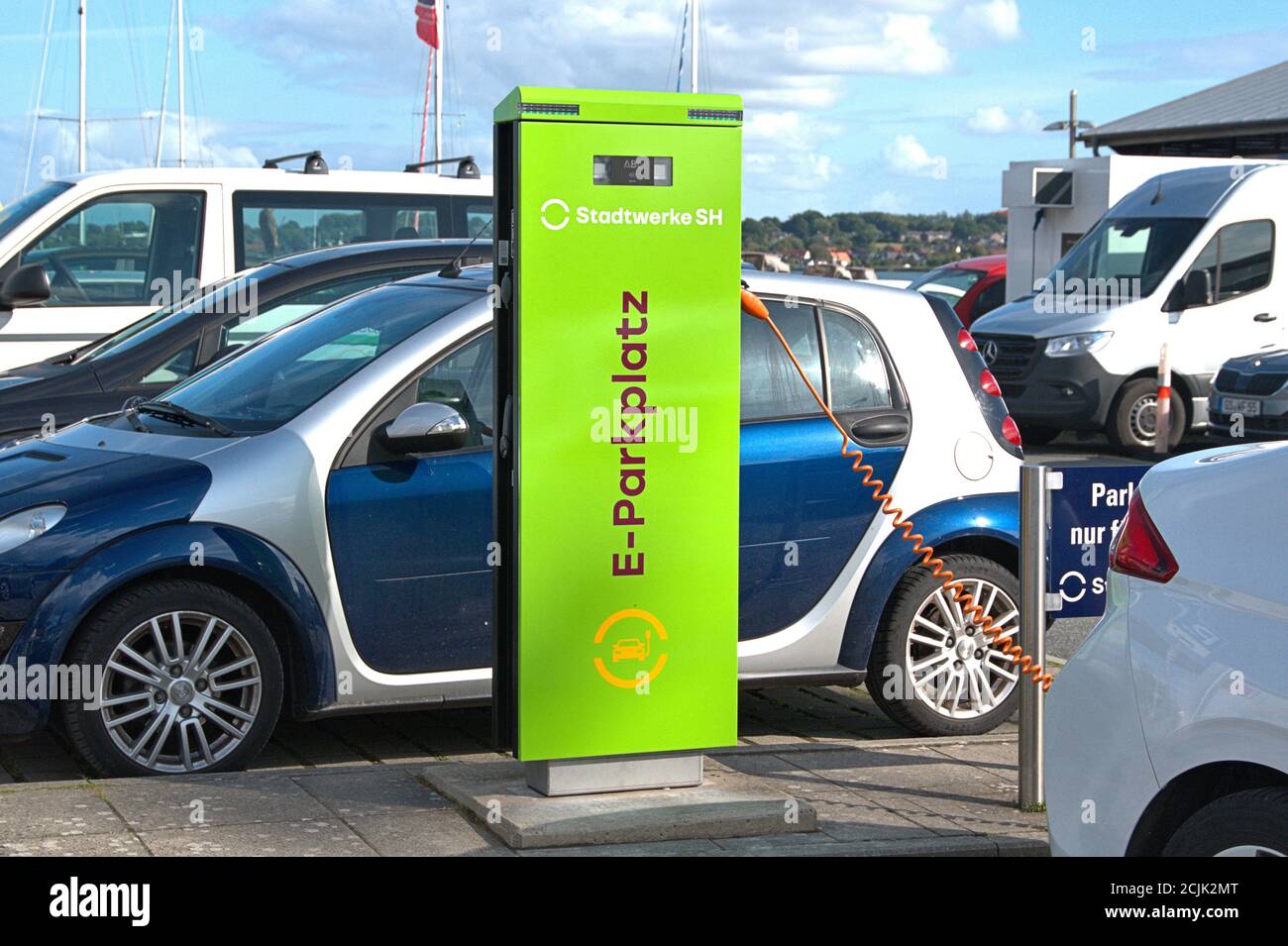 Schleswig, Deutschland. 10th Sep, 2020. 09/10/2020, Schleswig, a green charging station from Stadtwerke SH on a parking lot at Schleswig's city harbor. Two vehicles can be charged at the same time at this charging station. | usage worldwide Credit: dpa/Alamy Live News Stock Photo