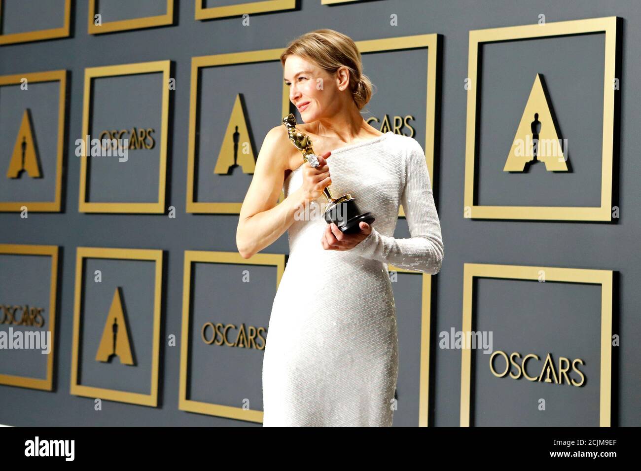 Renee Zellweger Poses With Her Oscar For Best Actress In Judy In The Photo Room During