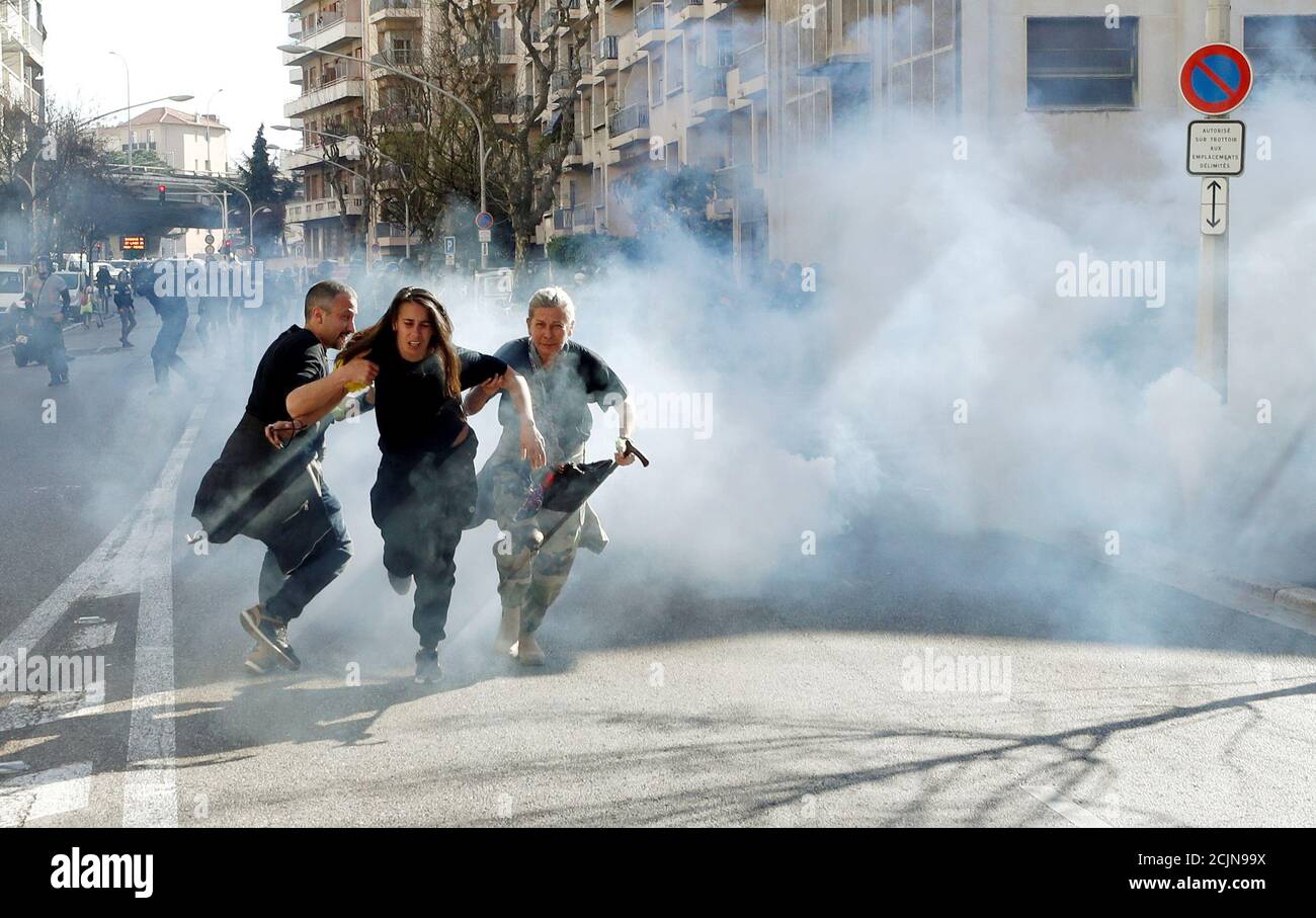 Protesters Run Away As Tear Gas Is Fired During 19th Round Of Yellow Vests Protests In Nice France March 23 19 Reuters Eric Gaillard Tpx Images Of The Day Stock Photo Alamy