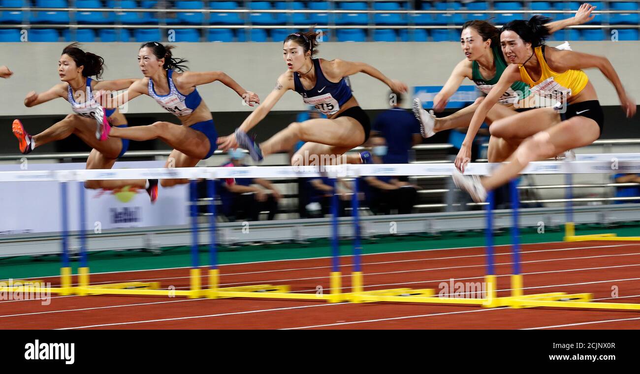 Shaoxing, China's Zhejiang Province. 15th Sep, 2020. Wu Yanni (C) of