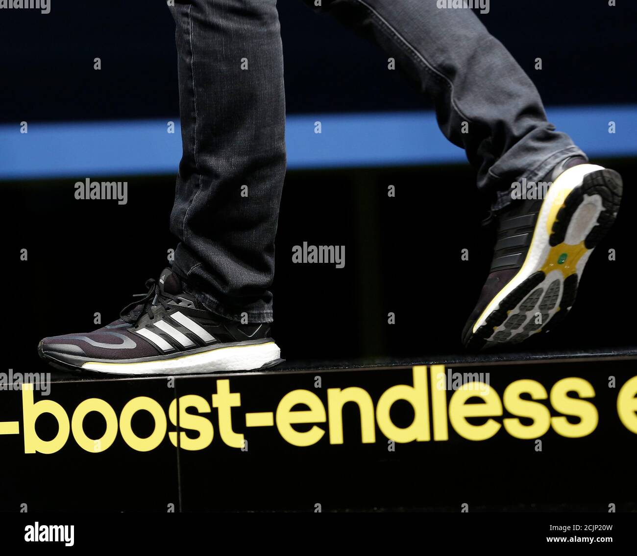 head performance sneaker