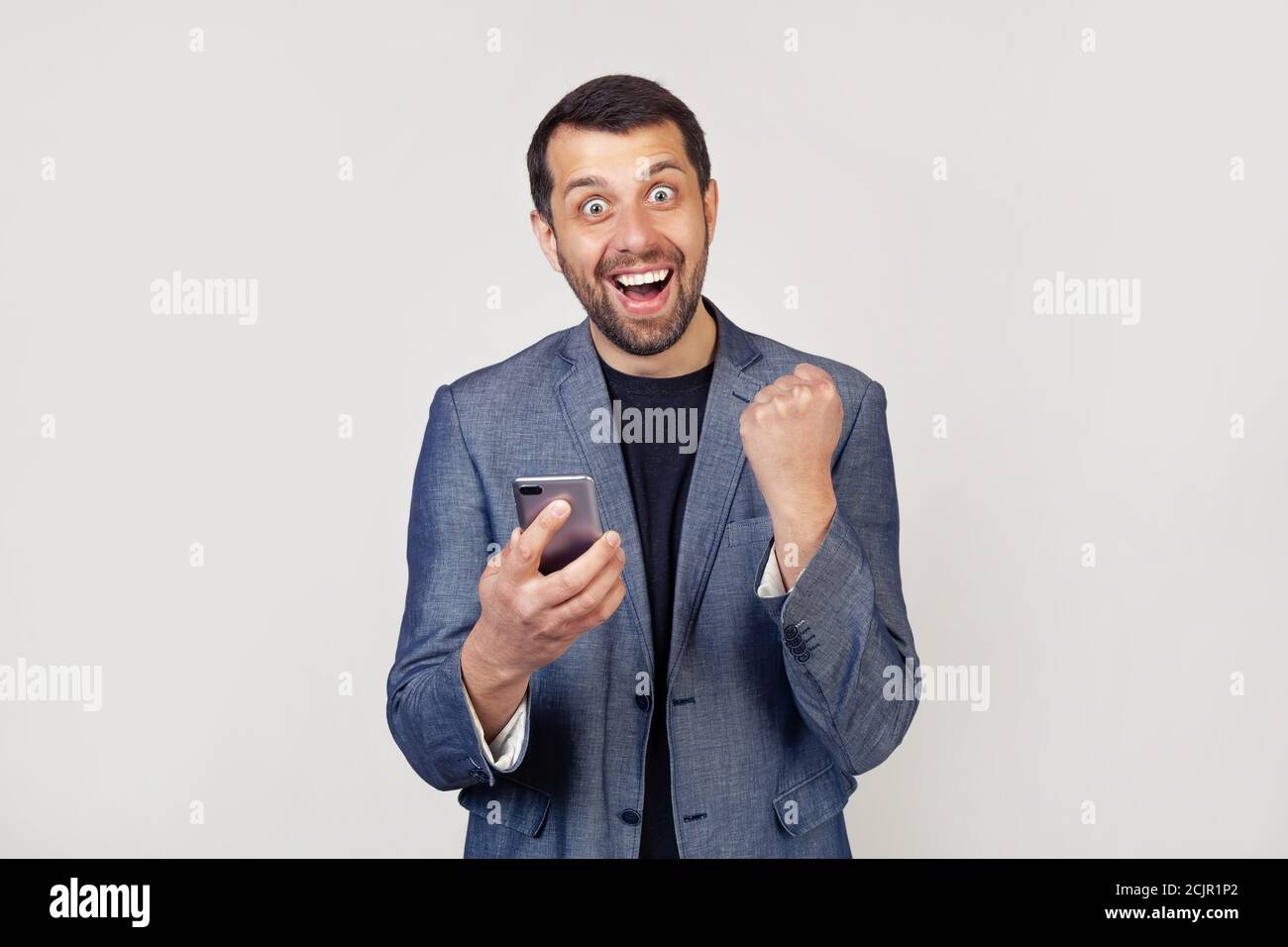 Мужчина эмоции. Эмоции в переговорах. Агрессивный мужчина. Эмоции ведущего. Харизматичный человек.