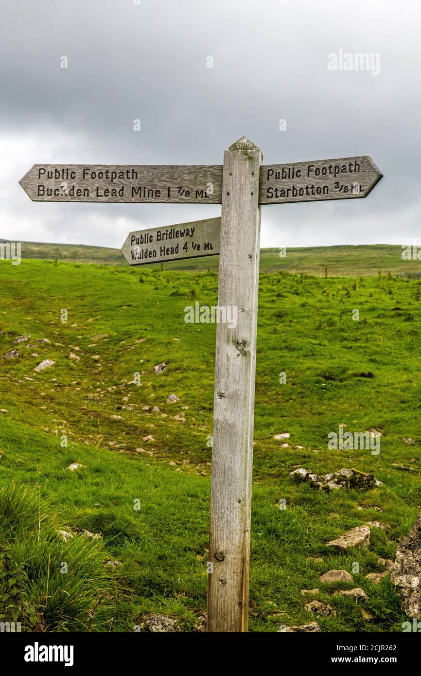 Fingerpost on path, showing directions and times for Buckden Lead Mine 1 7/8ths mile, Walden Head 4 1/2 miles, Statbotton 3/8 mile Upper Wharfedale Stock Photo