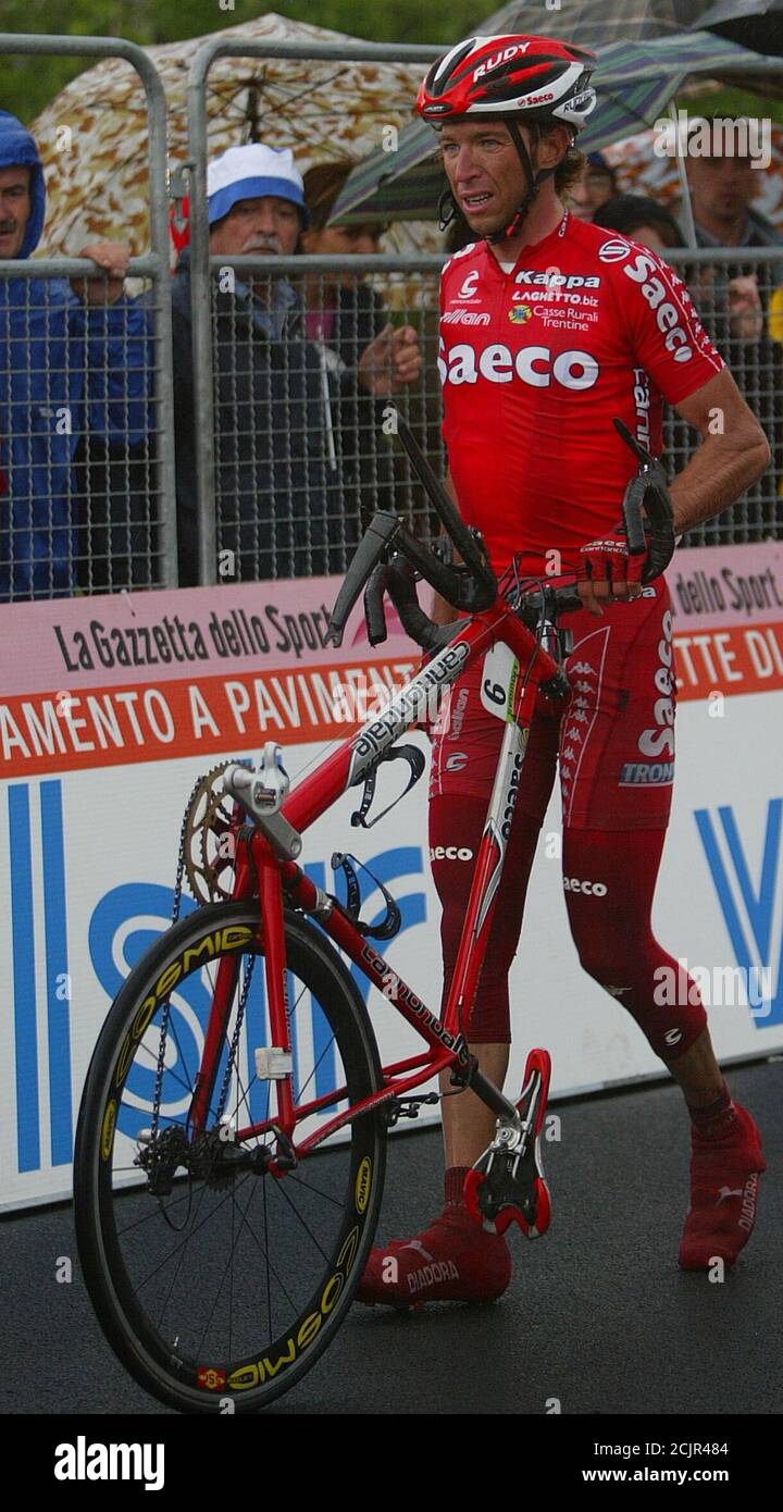 ITALIAN RIDER TONTI AFTER CRASHED DURING THE SPRINT IN THE FOURTH STAGE OF  GIRO D'ITALIA AT CIVITELLA VAL DI CHIANA. Italian Saeco rider Andrea Tonti  carry his broken bike after crashed during