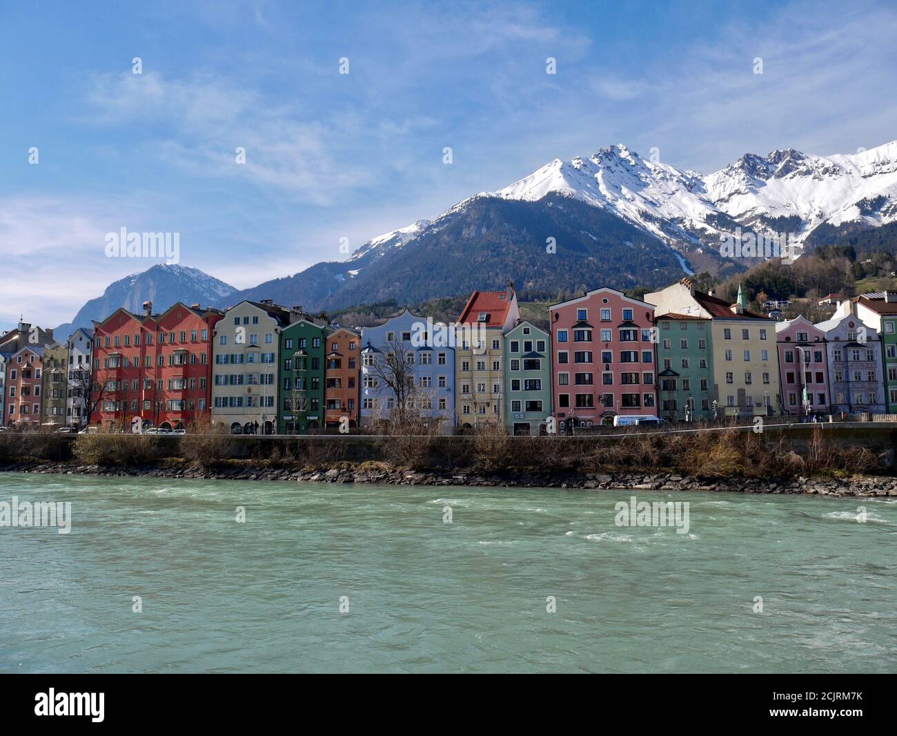 Schöne farbige Häuser in Innsbruck an dem Inn. Schönes Panorama von der anderen Flussseite. Stock Photo