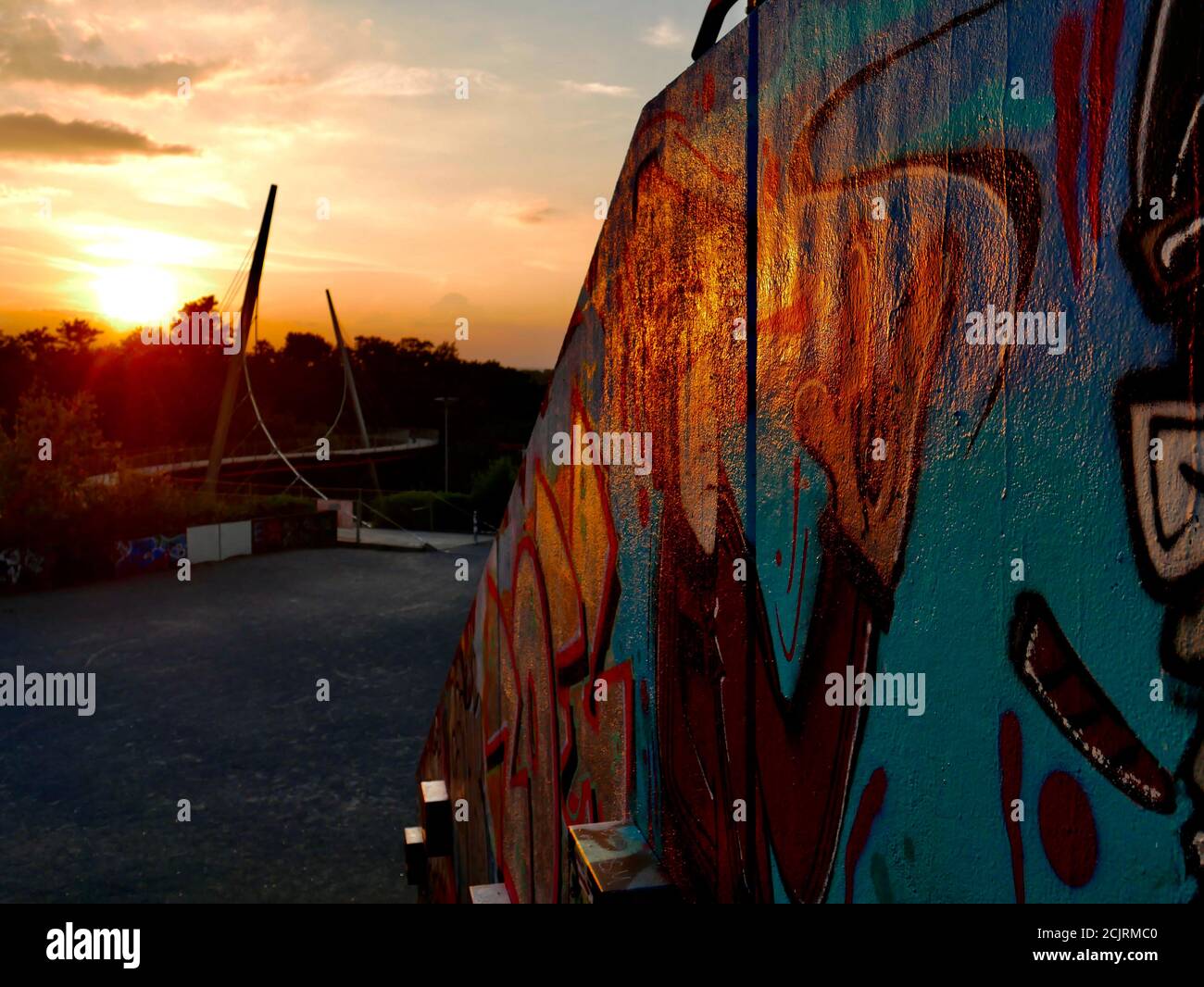 Abendrot im Bochumer Westpark. Graffiti in der Spiegelung der Sonne. Stock Photo