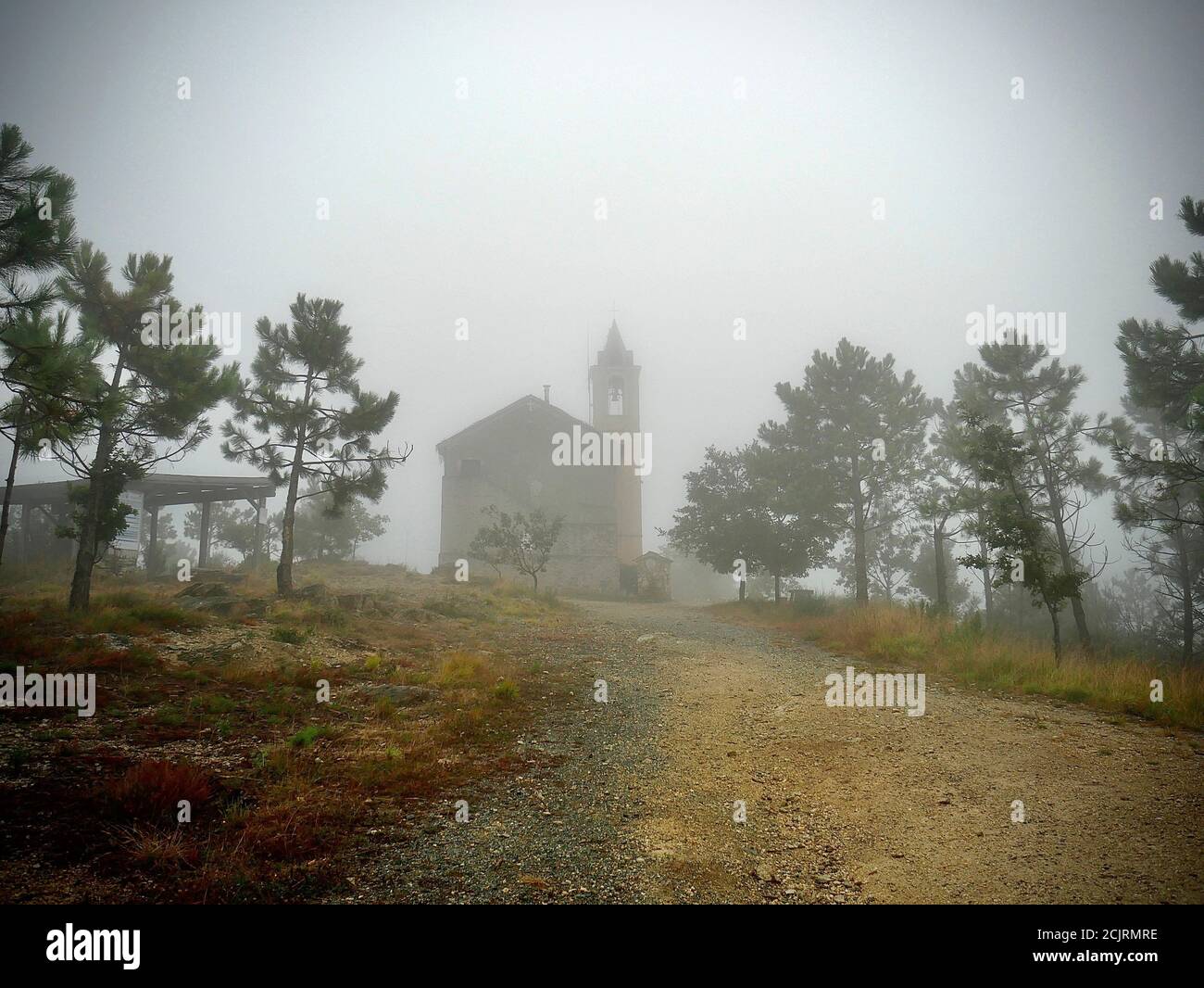 Kirche im Dunst an der Küste des Mittelmeeres in Italien. Stock Photo