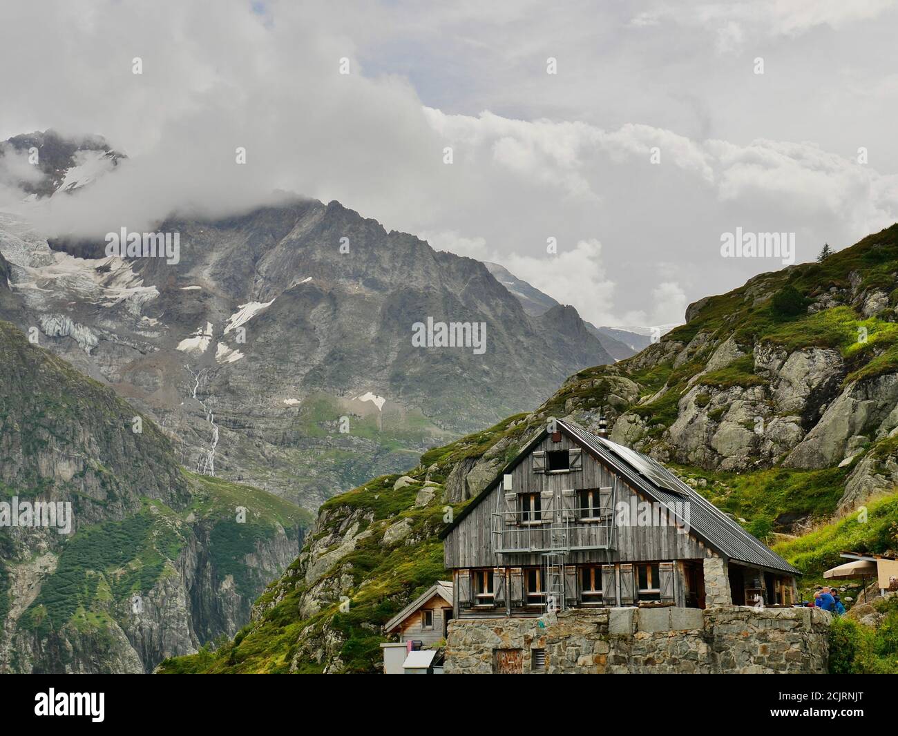 Die wunderschöne Trifthütte vor dem Hintergrund der Schweizer Alpen. Eine malerische Landschaft. Stock Photo