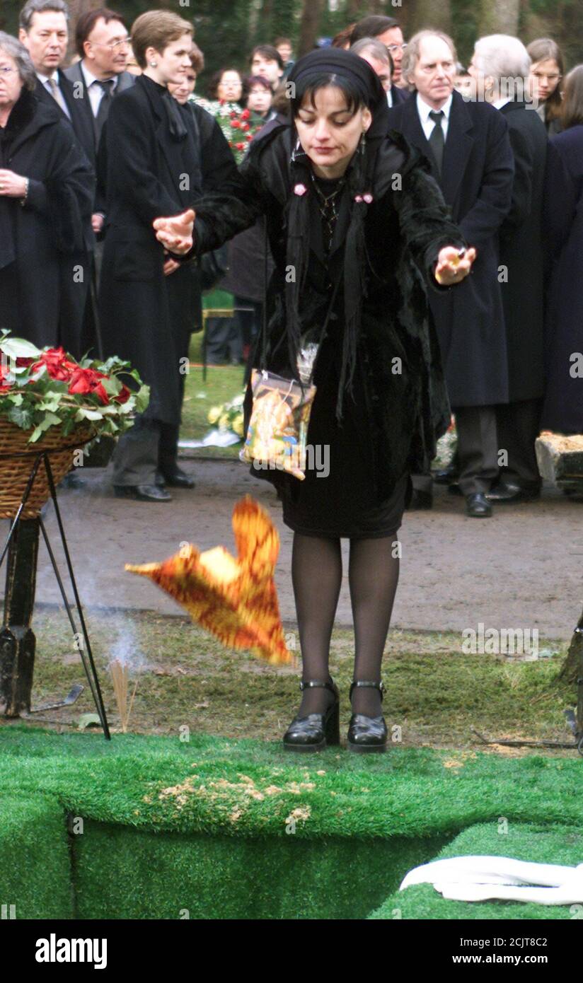 German singer Nina Hagen throws a scarf into the grave of German actress Hildegard Knef during the funeral service in Berlin February 7, 2002. Knef, a gravel-voiced blonde who began her half century career as a teenager before starring in Hollywood and on Broadway, died last Friday at the age of 76 in Berlin. REUTERS/Arnd Wiegmann REUTERS  AKW Stock Photo