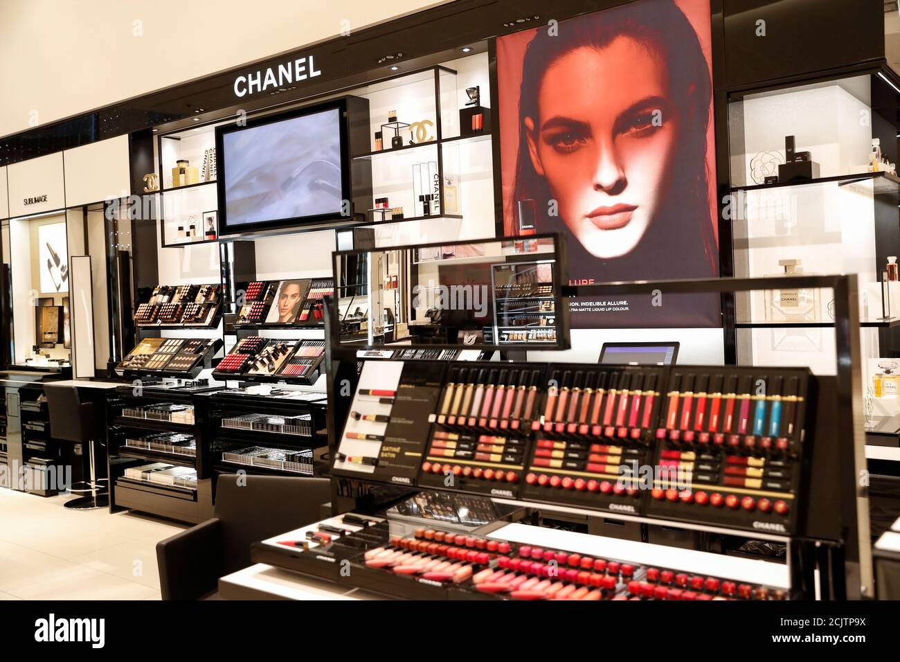 Chanel flagship new york hi-res stock photography and images - Alamy Chanel flagship new york hi-res stock photography and images - Alamy