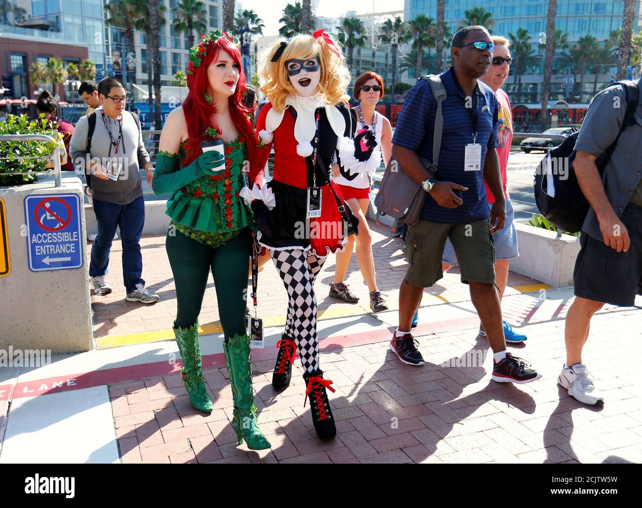 Harley quinn and poison ivy cosplay