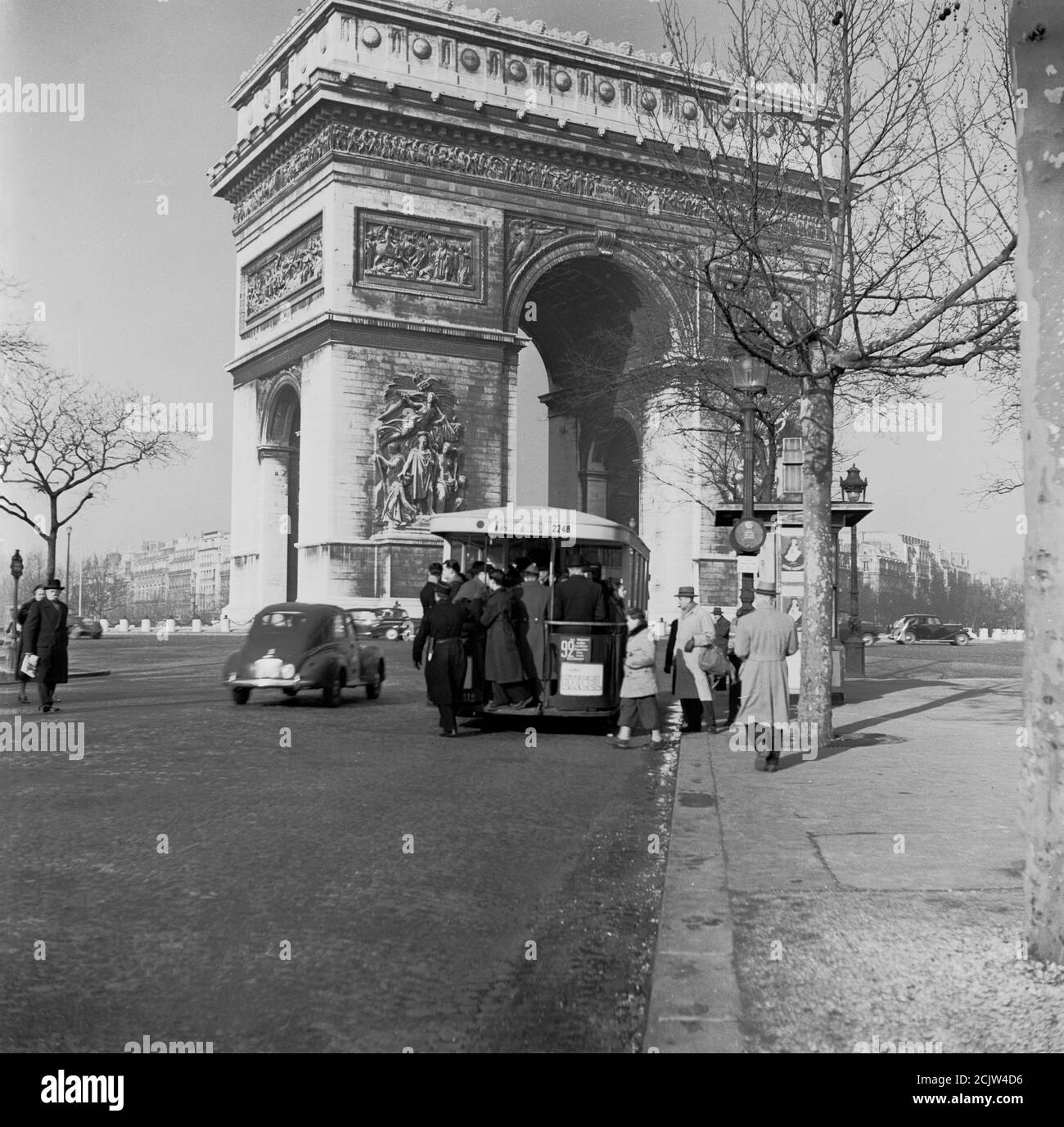 1950s, historical, people boaring a single-deck 92 bus at the Arc de Trioumphe, Paris, France. Stock Photo