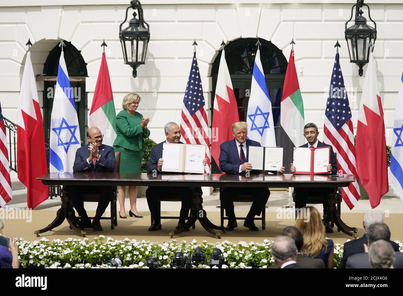 дональд трамп жив. подписание конвенции. президент египта в 1952 году. кэмп дэвид соглашение 1979. подписание мирного соглашения между израилем и палестинцами дата.